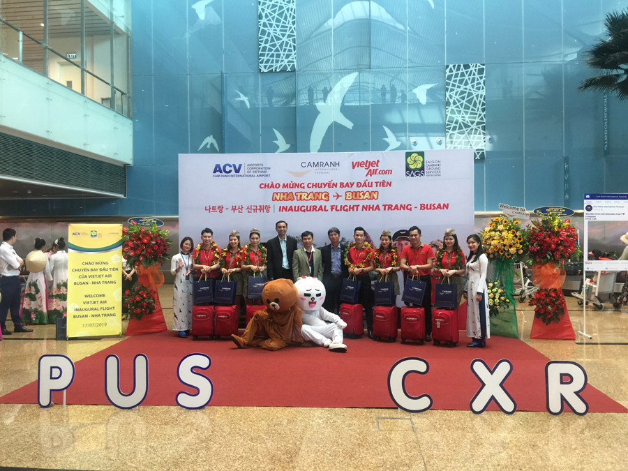 Representatives from Cam Ranh International Terminal Company, Saigon Ground Services Company and Vietjet take photo with cabin crew of the inaugural flight